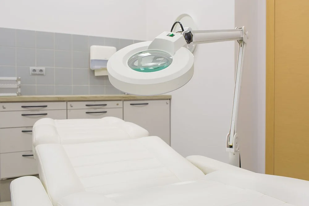 Parik kiygan oq yigit ikki qora tanli yigit bilan muammoga duch keladi, ular uni sorishga va uni sik